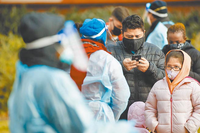 12月9日，美国民眾排队等候进行新冠病毒检测。（新华社）