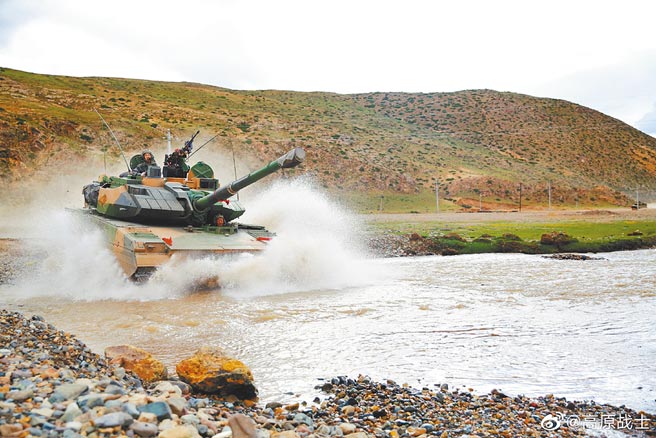 解放軍西藏軍區15式輕型坦克實戰演練。（取自西藏軍區官方微博＠高原戰士）