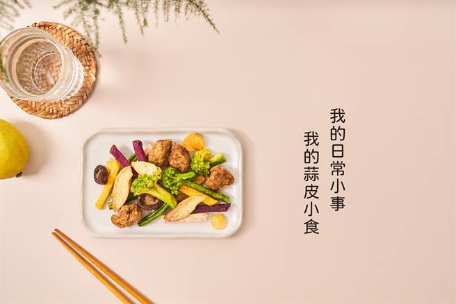 外包装玩味疗癒小语「我的日常小事、我的蒜皮小食」，陪你邪恶宵夜不罪恶！(图/品牌提供)