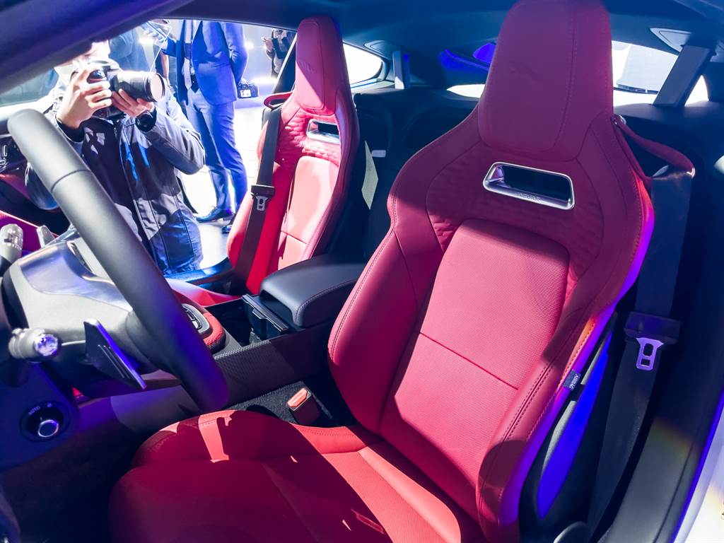 其中一輛P300展車選配紅色皮革座椅，搭配黑色為基底的車艙顯得相當亮眼。