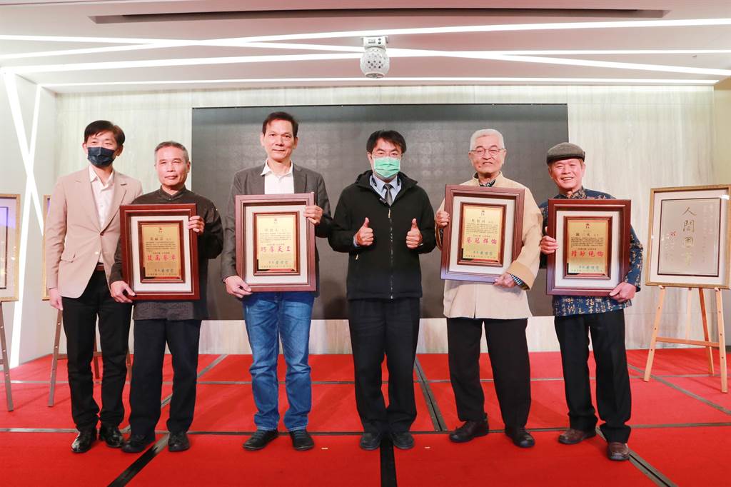 台南市長黃偉哲今天頒贈「卓越市民」牌匾給4位人間國寶。（曹婷婷攝）