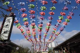 鹿港桂花巷藝術村彩色風車海來了 紅綠藍紫油桐花紋的風車1200個迎新年