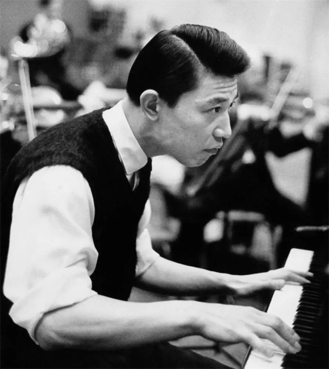 傅聰自幼即展示音樂天份，拜多位名師習藝，1955年獲華沙第5屆蕭邦國際鋼琴大賽第3名與「馬祖卡」獎，成為首位在國際上揚名的華人青年音樂家。（圖／網路）