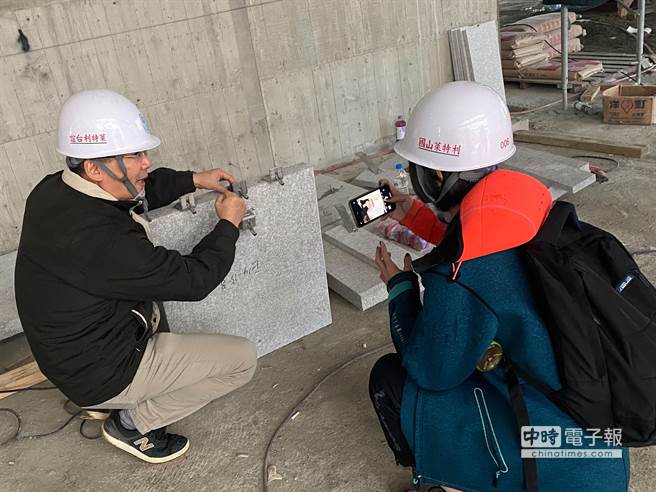 (左)国山莱特利副总徐崇勤针对外墙石材乾式施工说明。(图:莱特利工程提供)