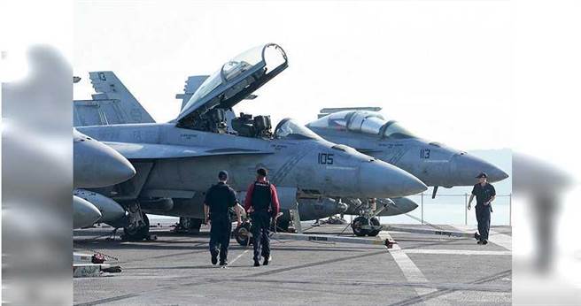 美国“里根”号航空母舰抵达香港（图／中新社）