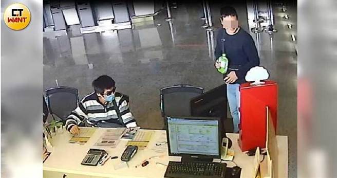 朱男（右）与死者（左）出国前，先在桃园机场临柜买鉅额旅平险。（图／翻摄画面）