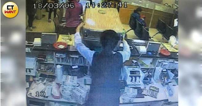 朱男假冒死者家属，带着大皮箱到银行提领数千万元保险金，大綑现钞堆得满桌都是。（图／翻摄画面）