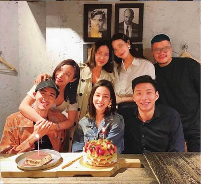 即使已分手，莫允雯的IG仍保留着与锺秀鼐的合照。（图／翻摄自莫允雯IG）