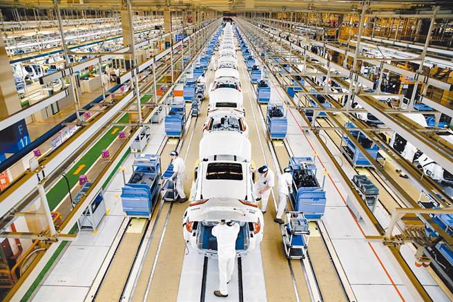 中國率先從疫情中恢復，特別是汽車製造業，因此造成全球大量缺車用晶片與鋼鐵。圖為本田東風武漢廠。(中新社資料照片)