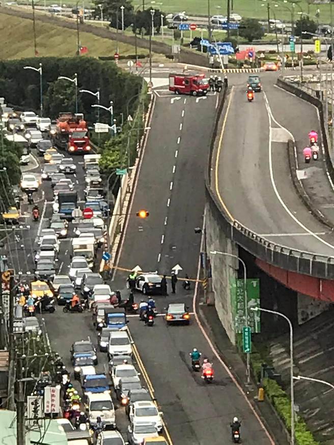 新北市五股4号越堤道今（30日）7时许发生电线杆倾倒，2线车道全面封闭，造成大塞车。（照片来源：脸书社团《我是五股人》）