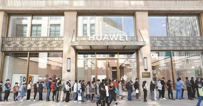 华为上海南京路步行街上的门市。（图／中新社资料照片）