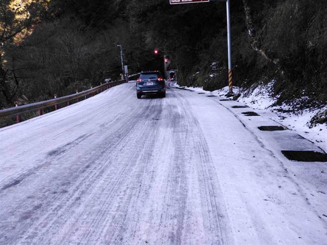 示意图为路面结冰，实施夜间预警性封闭。（资料照 公路总局提供）
