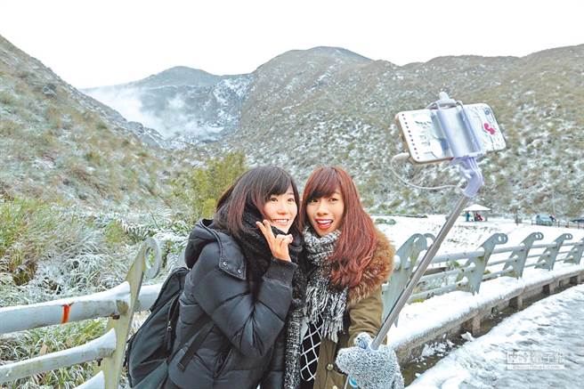 阳明山的大屯山、桃园拉拉山、宜兰太平山气温已近冰点，预估中午前后有机会开始降雪。(资料照)