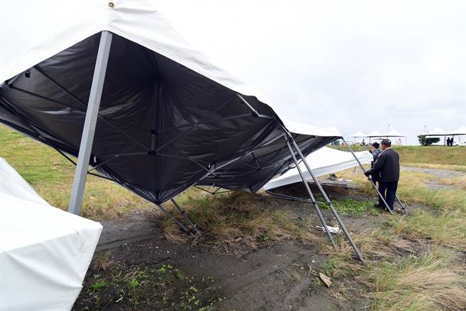 寒流鋒面發威，阿妹跨年演唱會場帳篷倒一片。（莊哲權攝） 