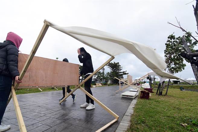 寒流鋒面發威，阿妹跨年演唱會場帳篷倒一片。（莊哲權攝） 