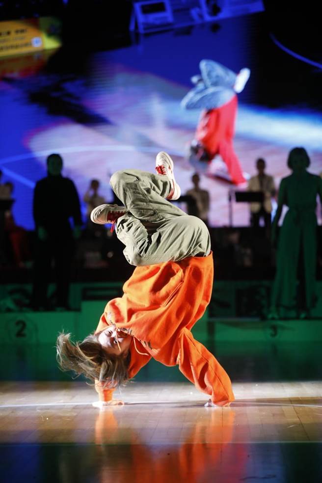 （中華開發金控及中國人壽聯手挺霹靂舞，贊助首屆霹靂舞國手選拔積分賽。圖為女子成人組冠軍程聿寧。圖／開發金控提供）
