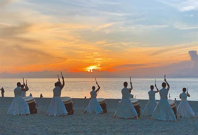 图为优人神鼓清晨在太麻里曙光园区，击鼓迎天光，为地球祈福。（资料照 民眾提供 庄哲权台东传真）