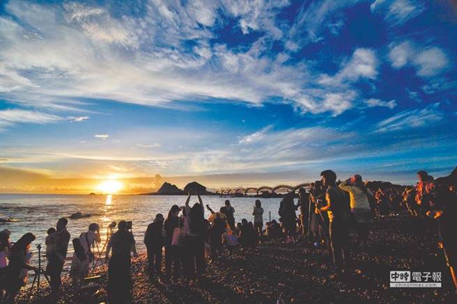 元旦第一道曙光在台东兰屿东清，时间为06时33分，全台16大景点日出时间出炉。(图为三仙台曙光，资料照 庄哲权摄)