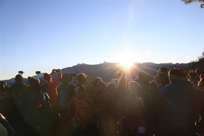 图为阿里山第一道曙光，吸引大批民眾拍摄。（资料照 张亦惠摄）