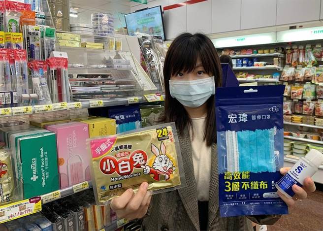 （7-ELEVEN表示，跨年周边门市将强化暖暖包、防疫用品、水、常温饮料等商品备货量，较平日增加2～3倍。图／业者提供）
