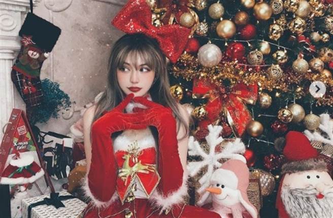 周扬青的爸爸送她一座星空电影院，让人吃惊，但她竟问大家「你家没有吗？」，引发话题。(翻摄自周扬青IG)