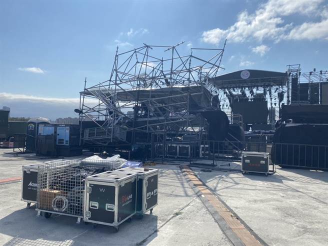 明天晚上就是跨年晚会，位在台中市水湳中央公园的大型舞台传出被吹倒，引起一场虚惊，原来是工程人员控台遭强风吹到倾斜。（民眾提供／卢金足台中传真）