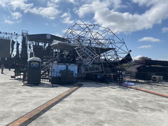 明天晚上就是跨年晚会，位在台中市水湳中央公园的大型舞台传出被吹倒，引起一场虚惊，原来是工程人员控台遭强风吹到倾斜。（民眾提供／卢金足台中传真）