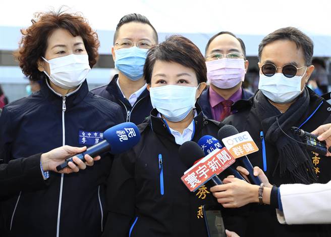 台中市長盧秀燕呼籲民眾跨年夜做好保暖，待在家中跨年就好。（馮惠宜攝）