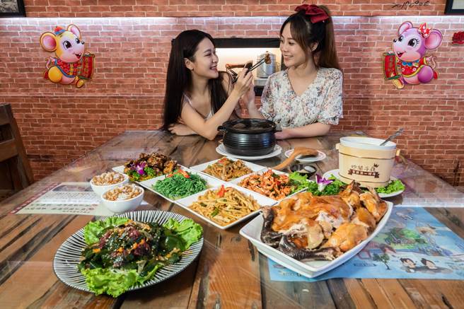 民眾可于泡完温泉后，享受桶仔鸡、各式山产料理。（南市府观旅局提供／李宜杰台南传真）