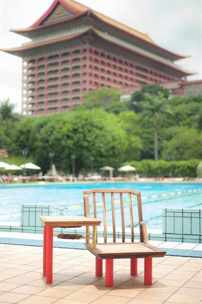 （将象徵圆山大饭店的红柱转作新结构赋予老家具新的生命。图／工艺中心提供）
