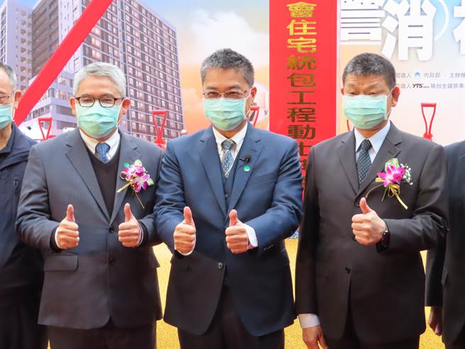 內政部發公文給各地里長，協助發放衛福部的豬肉產地標示貼紙，引發里長反彈。內政部長徐國勇（中）30日出席活動時表示，有部分攤商沒有加入自治會或管理委員會，才會請里長協助發放給有需要的里民。（葉德正攝）