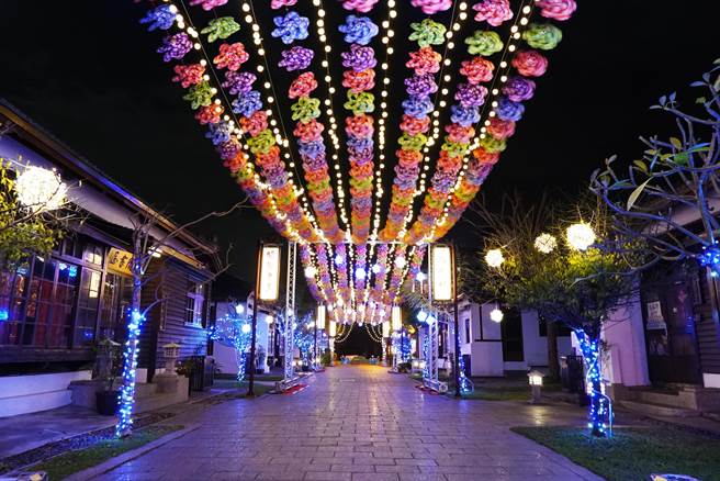 鹿港镇公所推出「彩色风车海」，共有红色客家花布，与绿、蓝、紫四色油桐花纹的风车1200个，在桂花巷艺术村走道上空转呀转，像是跳舞一般，营造澎湃视觉景观。（吴敏菁摄）