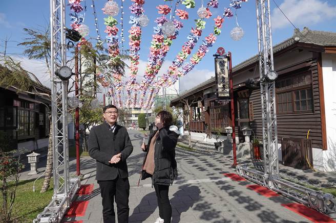 鹿港镇公所推出「彩色风车海」，共有红色客家花布，与绿、蓝、紫四色油桐花纹的风车1200个，在桂花巷艺术村走道上空转呀转，像是跳舞一般，营造澎湃视觉景观。（吴敏菁摄）