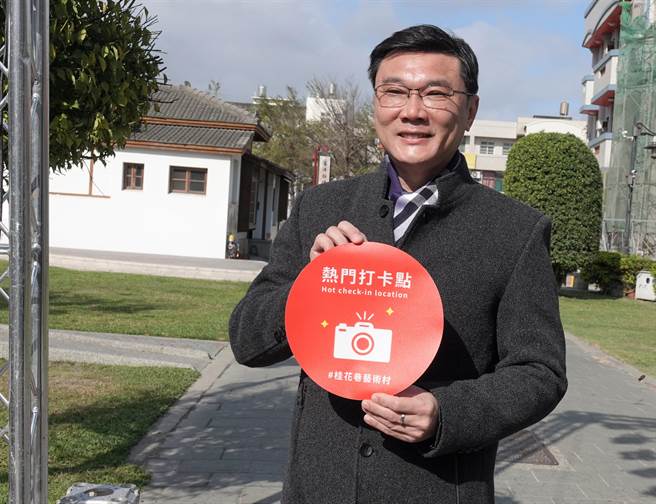 鹿港镇公所推出「彩色风车海」，共有红色客家花布，与绿、蓝、紫四色油桐花纹的风车1200个，在桂花巷艺术村走道上空转呀转，像是跳舞一般，营造澎湃视觉景观。（吴敏菁摄）