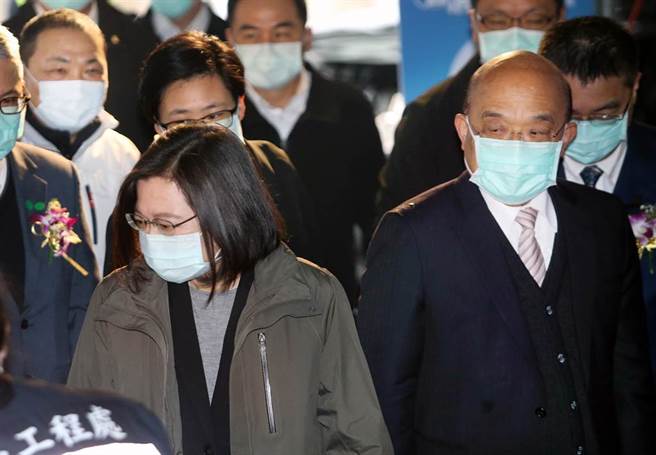 蔡英文总统（前左）30日率行政院长苏贞昌（右）出席中和区警消社会住宅祈福动土典礼，却鲜少与地主新北市长侯友宜（后左）互动交谈。（范扬光摄）