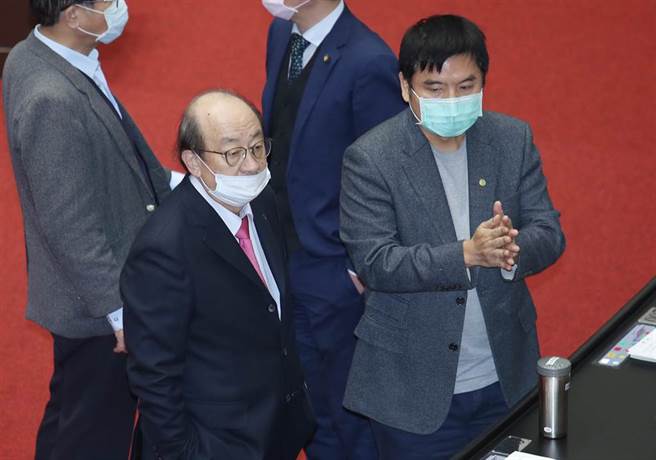 民进党团总召柯建铭（左）与书记长庄瑞雄（右）。（姚志平摄）