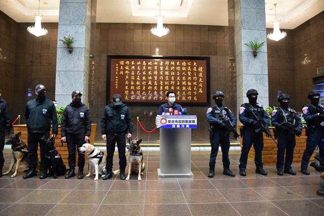 台北市跨年晚会强化反恐，出动千名警力与防爆犬进行维安。(信义分局提供)