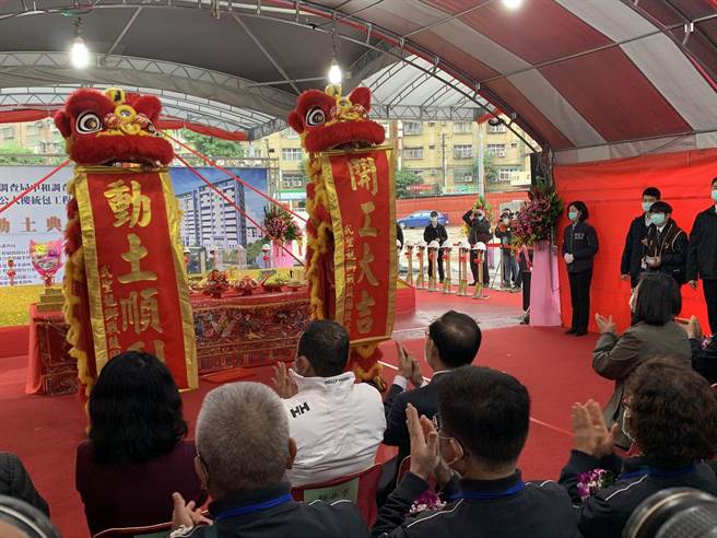 蔡英文与侯友宜相隔而坐，并无互动。（王扬杰摄）