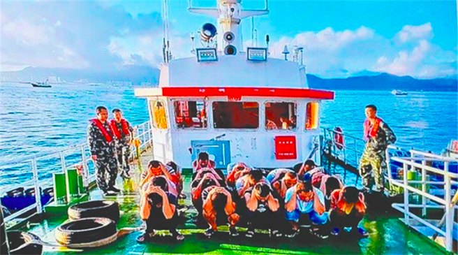 今年八月大陸廣東海警局在粵港東南方海域內果洲群島，拘捕12名香港年輕人，此次被捕偷渡者是想要逃亡台灣尋求政治庇護。（摘自廣東海警局官網）