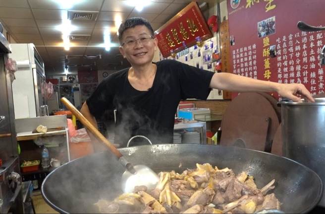 老板黄永福是来自云林的乡下小孩，国中毕业后就独自北上打拼。(摄影/范佐意)