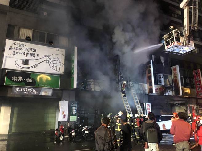 台中市中华路一路1栋大楼发生火灾，由1楼的音响店起火，延烧到3楼。（民眾提供／陈淑芬台中传真）