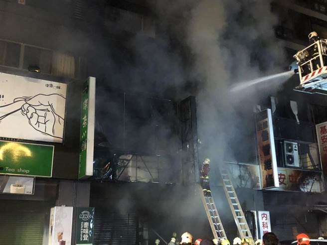台中市中华路一路1栋大楼发生火灾，由1楼的音响店起火，延烧到3楼。（民眾提供／陈淑芬台中传真）