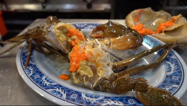 蟹黄饱满的红蟳与姜母鸭是绝佳组合。(摄影/范佐意)