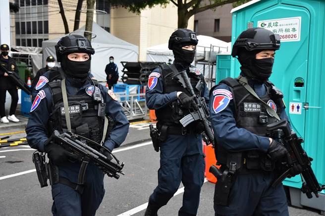 员警荷枪实弹在晚会现场巡逻。（翻摄照片／林郁平台北传真）