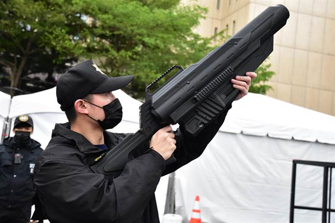 警方将运用空拍机拦截器干扰空拍机飞行。（翻摄照片／林郁平台北传真）