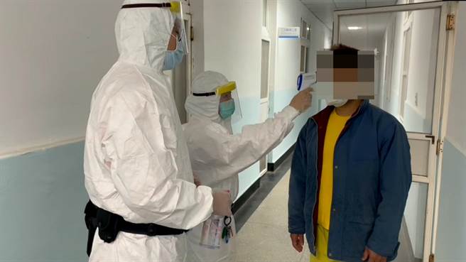 刘姓台商偷渡上岸遭到逮捕，岸巡量测体温后，通知金门县卫生局及疾病管制署等单位依中央疫情指挥中心规定程序处置。（金门岸巡队提供）