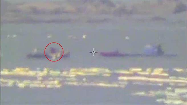 岸巡透过红外线热显像系统确认有接驳人员上船情事，马上调派岸、海巡机动人力共12车35人赶到现场围堵及搜索。（金门岸巡队提供）