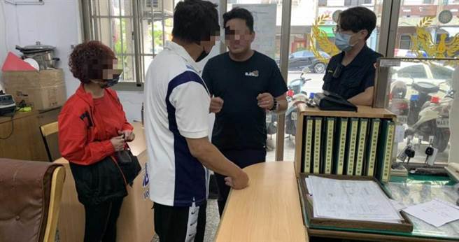 酒后搭小黄返家的谢男，将手提包放在机车椅垫上，所幸徐姓夫妻路过目击，报警寻回，谢男领回失物在警所致谢。（图／读者提供）