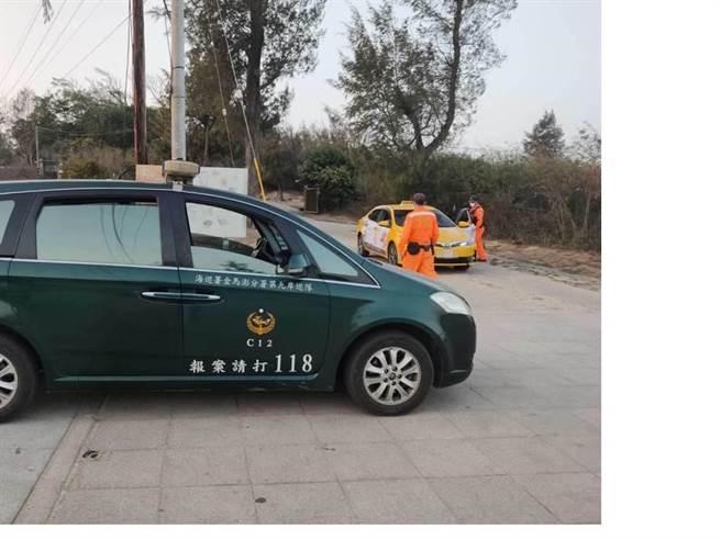 岸巡封路搜索，路过的计程车都逐辆拦检，搞得人心惶惶。（民眾提供）