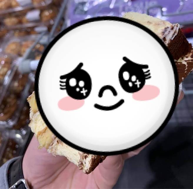 逛好市多拿到超豪迈份量的试吃品，内行网友透露，每晚8、9点的时候会出现，也有可能是鸡肉卷、牛肉卷，份量一样大到盘子装不下。（图／翻摄自好市多商品经验老实说）